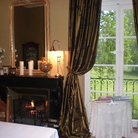 לינה וארוחת בוקר Manoir Larcouillet Merles